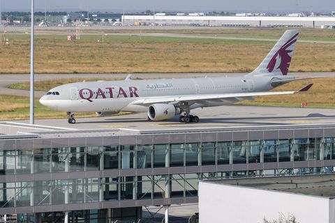 Abschiebung nach Afghanistan: ein Qatar Airways Flieger auf Rollbahn