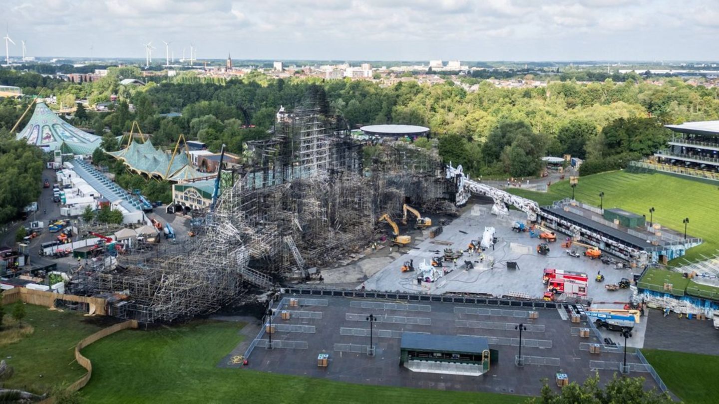 Tomorrowland se je po požaru glavnega odra pričel z nadomestnim odrom