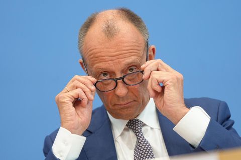 Friedrich Merz setzt sich seine Brille auf