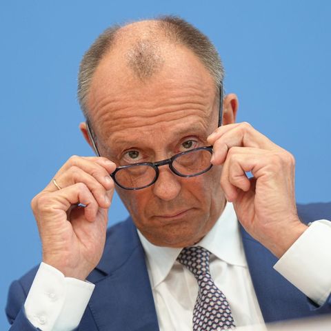 Friedrich Merz setzt sich seine Brille auf