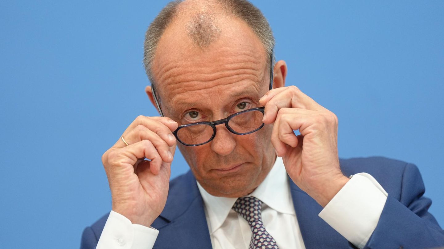 Friedrich Merz setzt sich seine Brille auf Friedrich Merz setzt sich seine Brille auf