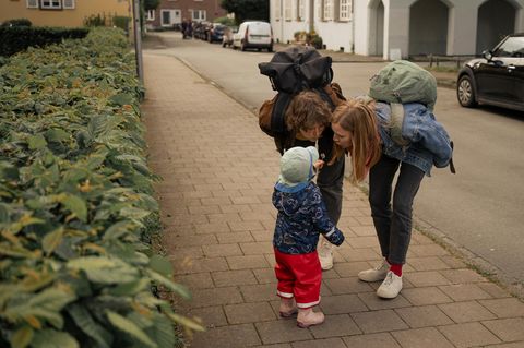 Zwei junge Frauen beim Babysitten mit einem Kind