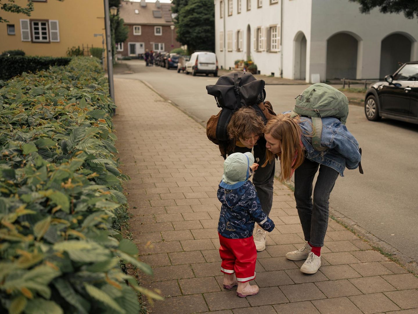Zwei junge Frauen beim Babysitten mit einem Kind Zwei junge Frauen beim Babysitten mit einem Kind