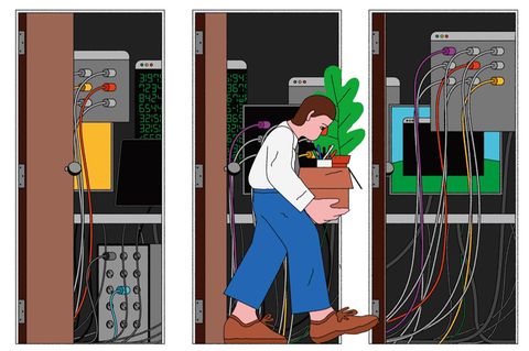 Illustration einer Person mit einem Karton voller Büroutensilien, die an einem Serverraum vorbeiläuft