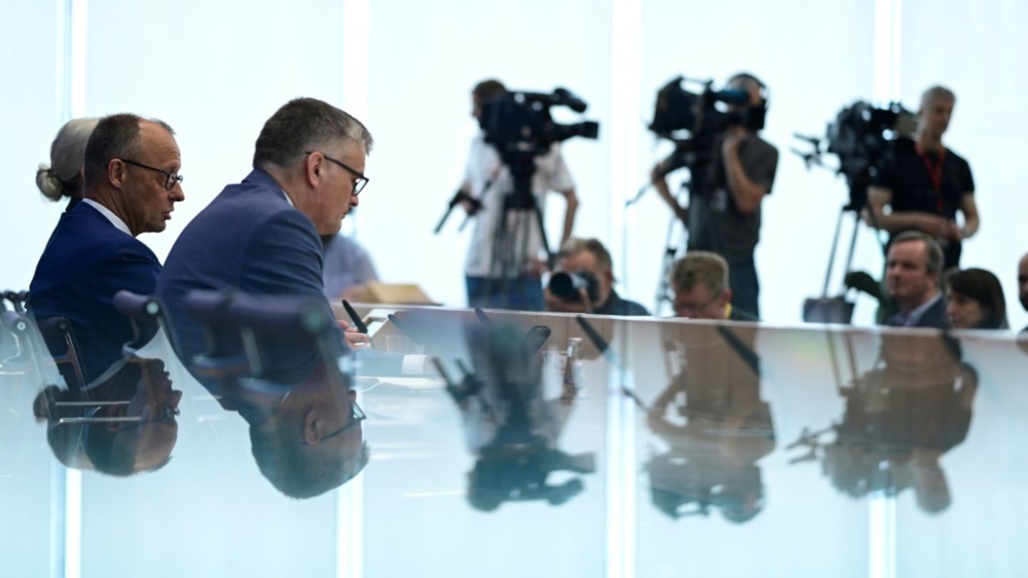 Merz (l.) und sein Sprecher Kornelius