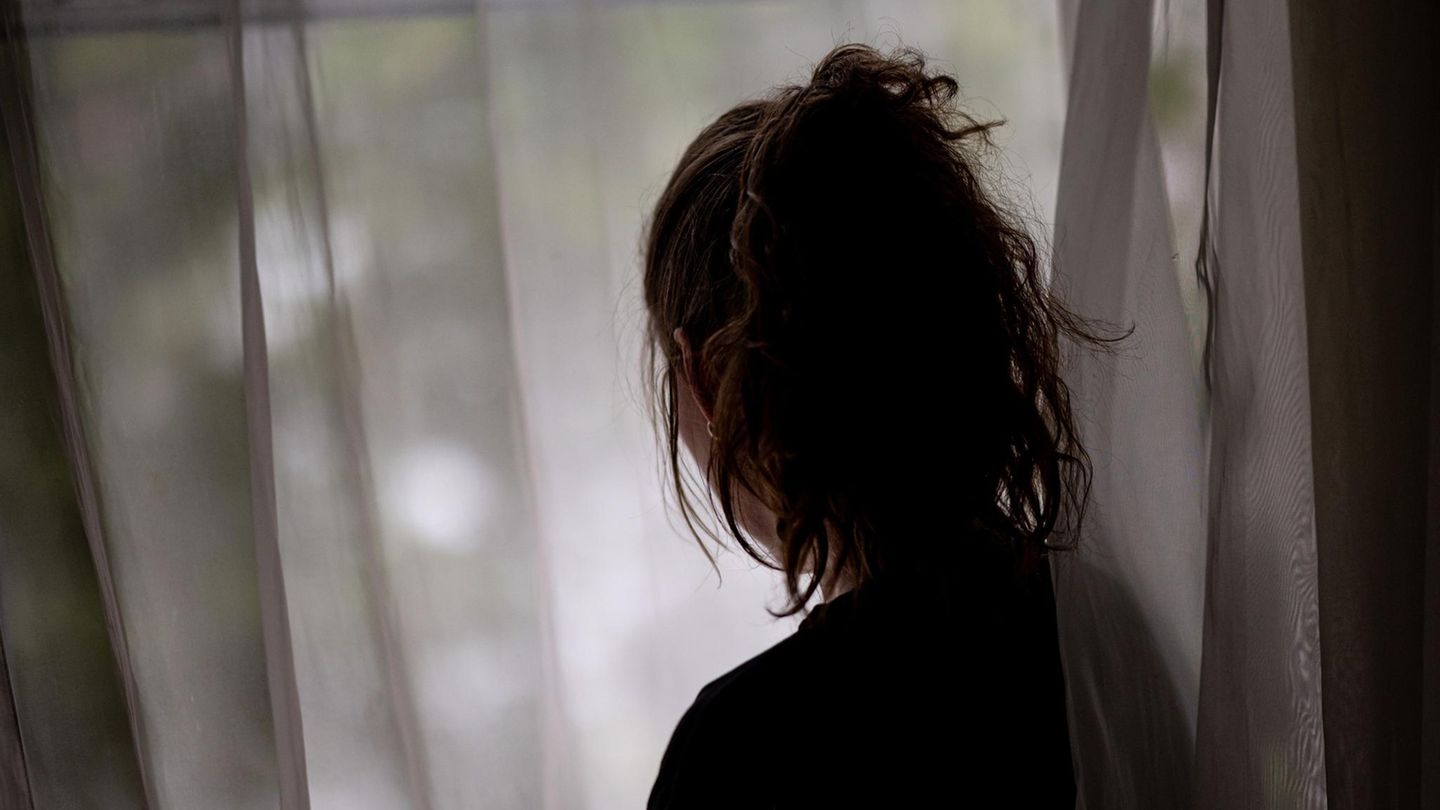 Die Konturen einer Frau sind vor einem Fenster zu sehen – Symbolbild Alleinlebende und Einsamkeit