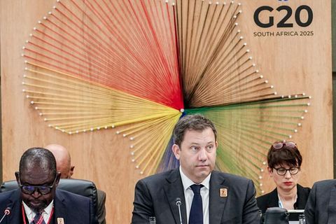 G20 Logo in Durban 2025 vor blauem Himmel