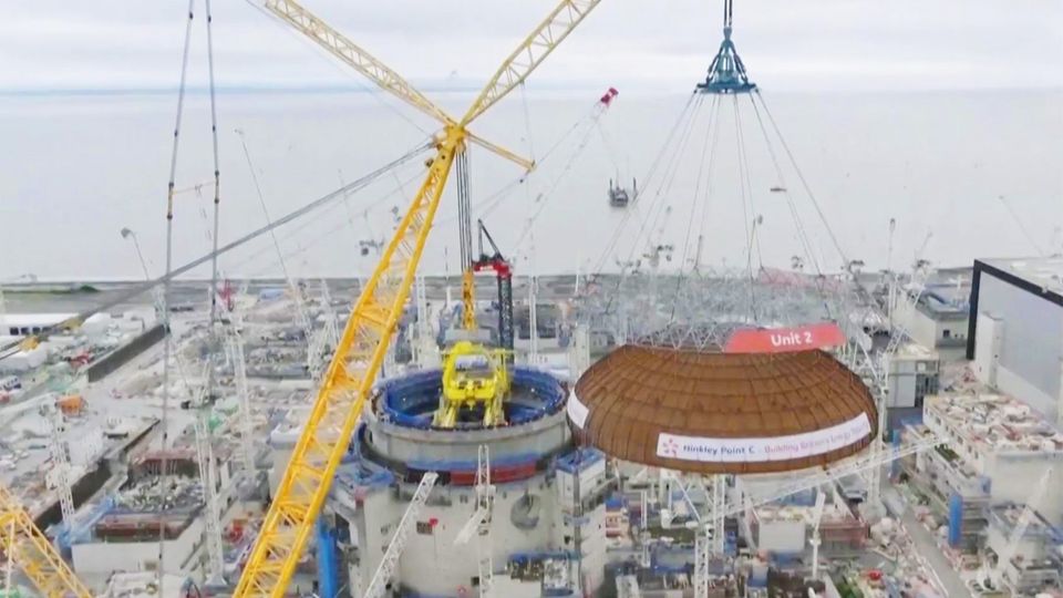 Größter Kran der Welt hebt ganze Kuppel auf Atomkraftwerk Größter Kran der Welt hebt ganze Kuppel auf Atomkraftwerk