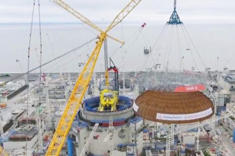Größter Kran der Welt hebt ganze Kuppel auf Atomkraftwerk