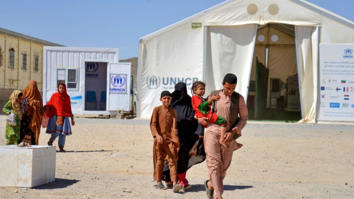 Afghanische Flüchtlinge vor einem UNHCR-Zelt