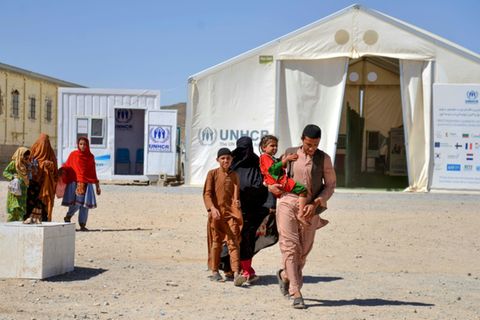 Afghanische Flüchtlinge vor einem UNHCR-Zelt