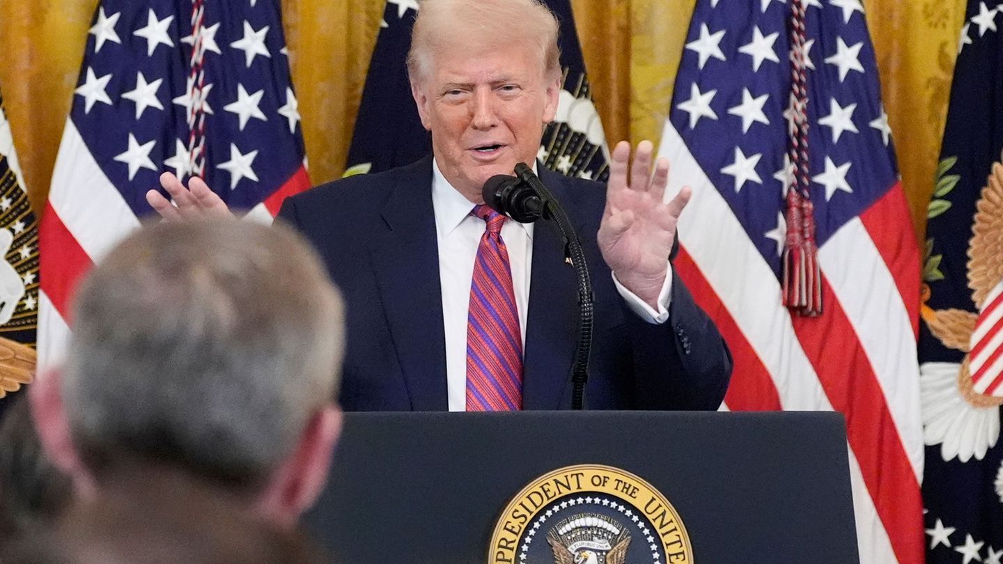 US President under pressure: Trump wants to go to Epstein billions in WSJ story to Epstein