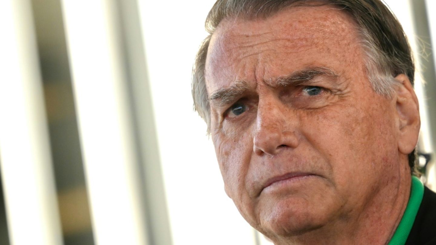 Oberstes Gericht: Brasiliens Ex-Präsident Bolsonaro muss Fußfessel tragen