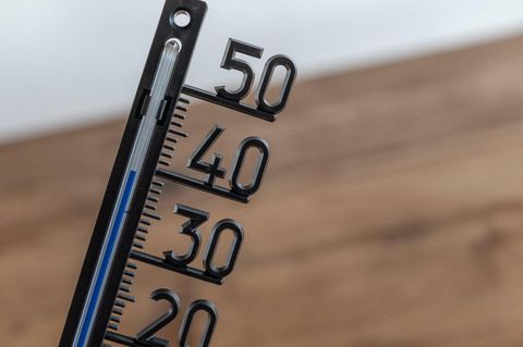 Symbolfoto für Wetter in Deutschland: Ein Thermometer
