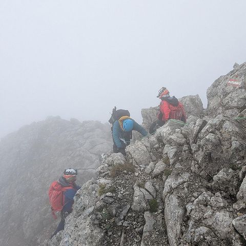 Eine Urlauberin wird bei Nebel vom Hochkalter gerettet