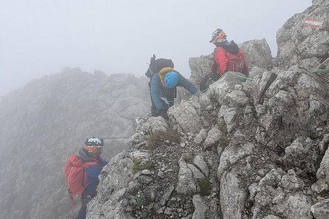 Eine Urlauberin wird bei Nebel vom Hochkalter gerettet