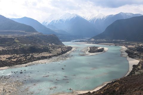 Das Yarlung Tsangpo Tal in Nyingchi in Tibet vor Beginn der Bauarbeiten, 2021