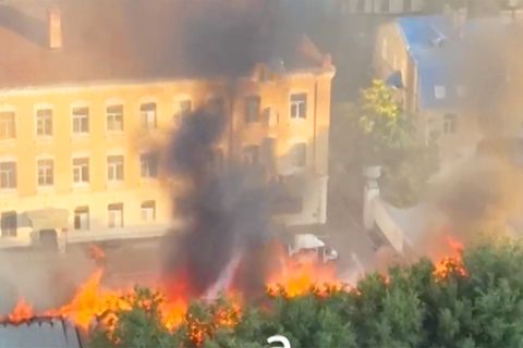 Anwohner filmen Großbrand in russischer Militäreinrichtung