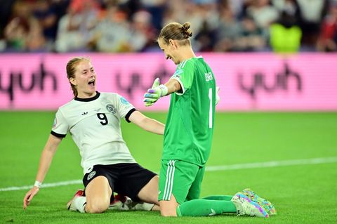 Was für ein Drama: Deutschlands Sjoeke Nüsken und Torhüterin Ann-Katrin Berger bejubeln den Halbfinaleinzug bei der Fußball-EM