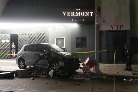 Ein Fahrzeug steht auf dem Bürgersteig, nachdem es auf einem belebten Boulevard in Los Angeles in eine Menschenmenge gerast war.