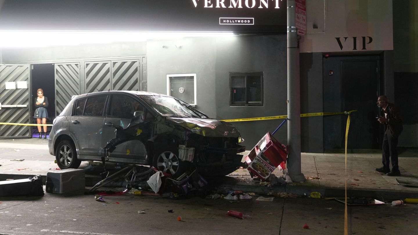 Ein Fahrzeug steht auf dem Bürgersteig, nachdem es auf einem belebten Boulevard in Los Angeles in eine Menschenmenge gerast war.