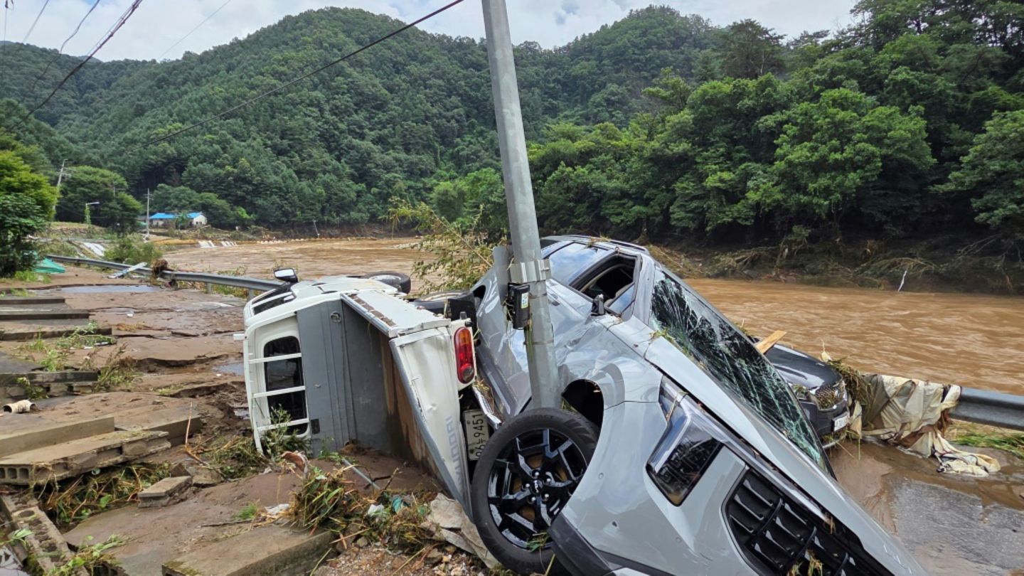 Južno Korejo prizadele uničujoče poplave in zemeljski plazovi, umrlo najmanj 14 ljudi
