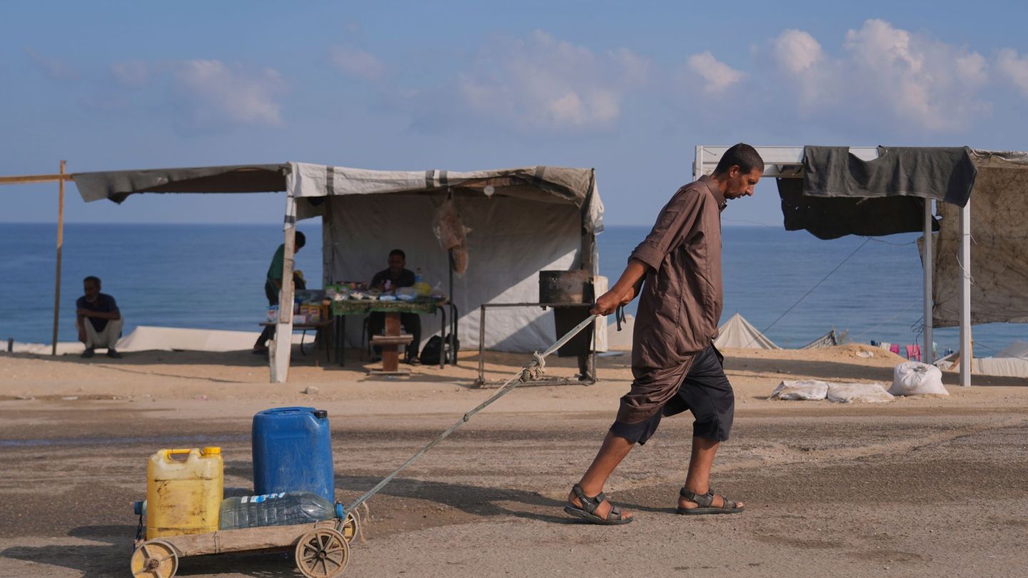 Gaza War: Israel extends operations in the center of the Gaza Strip