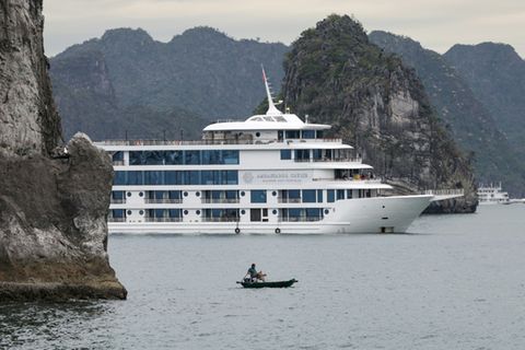 Touristenboot in der Halong-Bucht im Mai