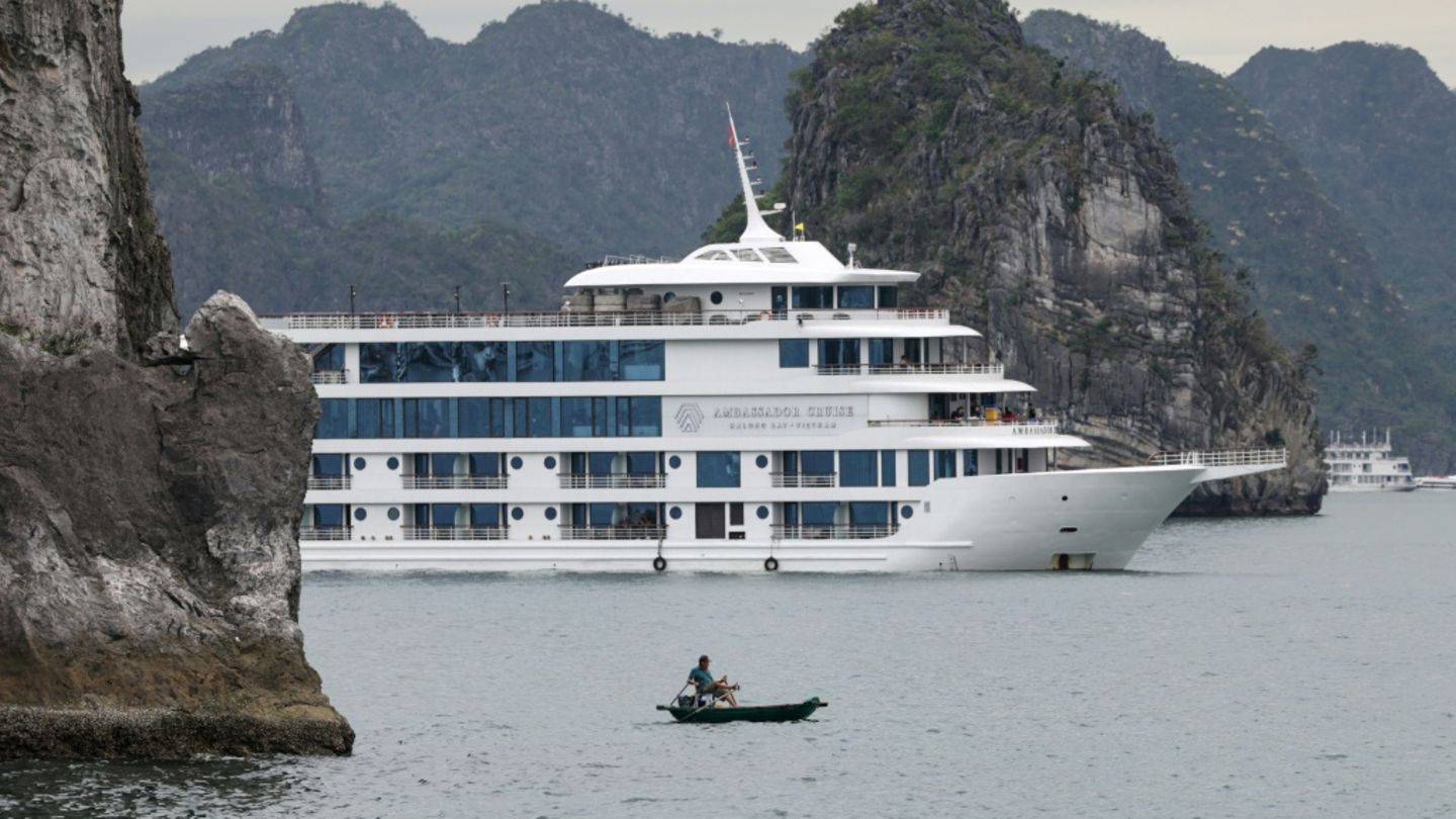 Touristenboot in der Halong-Bucht im Mai