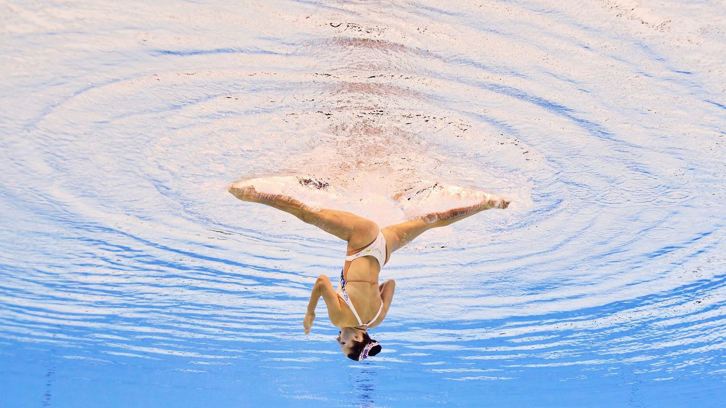 20. Juli: Nah am Wasser geturnt Singapur. Kunstschwimmerin Maria Alavidze aus Georgien macht bei der Schwimm-WM auch unter Wasser eine perfekte Figur