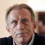 "Ich tue das, weil ich ein absolut reines Gewissen habe"  Im Herbst 2000 wurden Gerüchte um den möglichen Drogenkonsum von Christoph Daum (†70) laut. Der Fußballtrainer entschied sich deshalb, freiwillig eine Haarprobe zur Drogenanalyse abzugeben und tat das auch auf einer Pressekonferenz am 9. Oktober 2000 kund. Die Analyse fiel positiv auf Kokain auf. Später gab er den Drogenkonsum zu