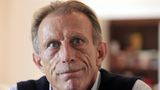 "Ich tue das, weil ich ein absolut reines Gewissen habe"  Im Herbst 2000 wurden Gerüchte um den möglichen Drogenkonsum von Christoph Daum (†70) laut. Der Fußballtrainer entschied sich deshalb, freiwillig eine Haarprobe zur Drogenanalyse abzugeben und tat das auch auf einer Pressekonferenz am 9. Oktober 2000 kund. Die Analyse fiel positiv auf Kokain auf. Später gab er den Drogenkonsum zu