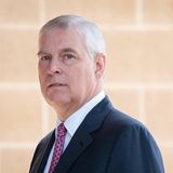 "Ich habe zu der Zeit nicht geschwitzt"  Im November 2019 äußerte sich Prinz Andrew in einem BBC-Interview zu den Vorwürfen im Zusammenhang mit dem Sexualstraftäter Jeffrey Epstein (†66). Ein zentrales Detail war die Aussage des mutmaßlichen Opfers Virginia Giuffre (†41), er habe mit ihr in einem Londoner Nachtclub getanzt und stark geschwitzt. Andrew führte eine Verletzung im Falkland-Krieg und eine daraus resultierende Überdosis Adrenalin als Grund an, weshalb er längere Zeit nicht schwitzen konnte. Auch wenn es sich bei seiner Aussage, um die Wahrheit handelt – glaubwürdig klingt es nicht. Einen medizinischen Beweis blieb er der Öffentlichkeit zumindest schuldig