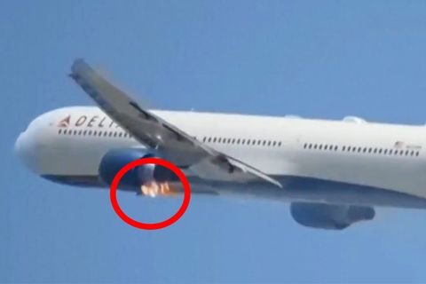 Flammen schlagen nach Start aus Boeing-Triebwerk