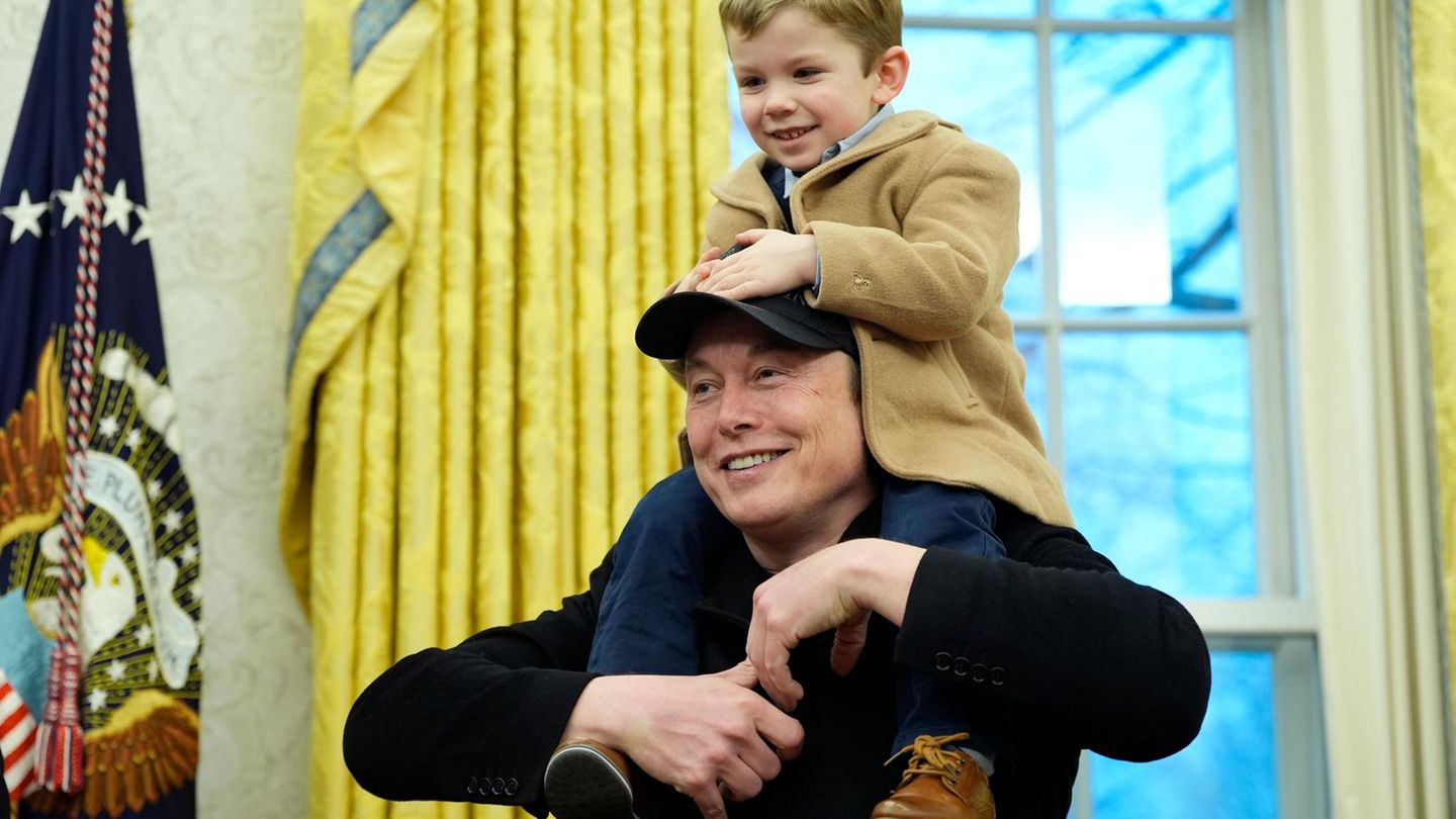 Papa Elon Musk mit Sohn im Oval Office des Weißen Hauses bei Onkel Donald