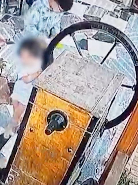 Kleinkind fast erschlagen - Hotel gibt Eltern die Schuld