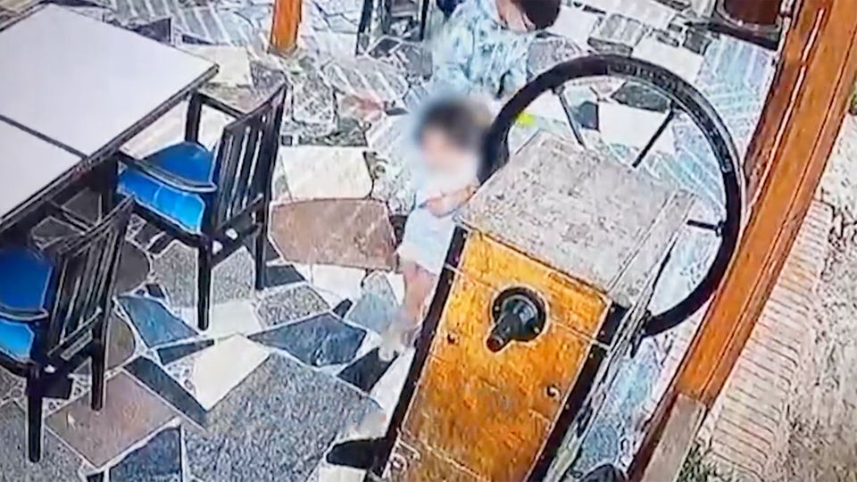 Kleinkind fast erschlagen - Hotel gibt Eltern die Schuld Kleinkind fast erschlagen - Hotel gibt Eltern die Schuld