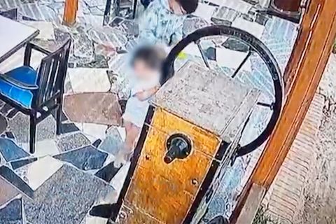 Kleinkind fast erschlagen - Hotel gibt Eltern die Schuld