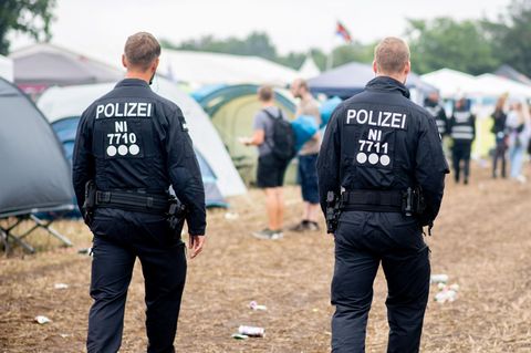 Polizisten auf dem Zeltplatz des Deichbrand-Festivals