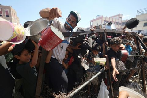 Auf Hilfsgüter angewiesene Menschen im Gazastreifen