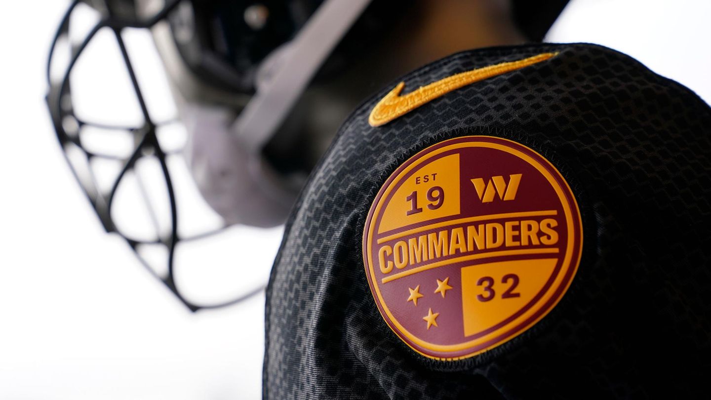 Ein Trikot der Washington Commanders