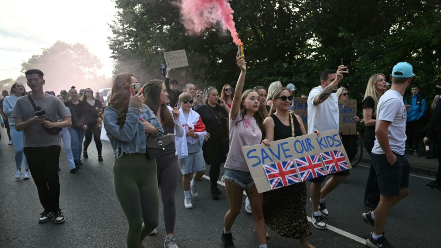 Teilnehmer der einwandererfeindlichen Demonstration