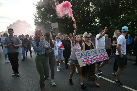 Teilnehmer der einwandererfeindlichen Demonstration