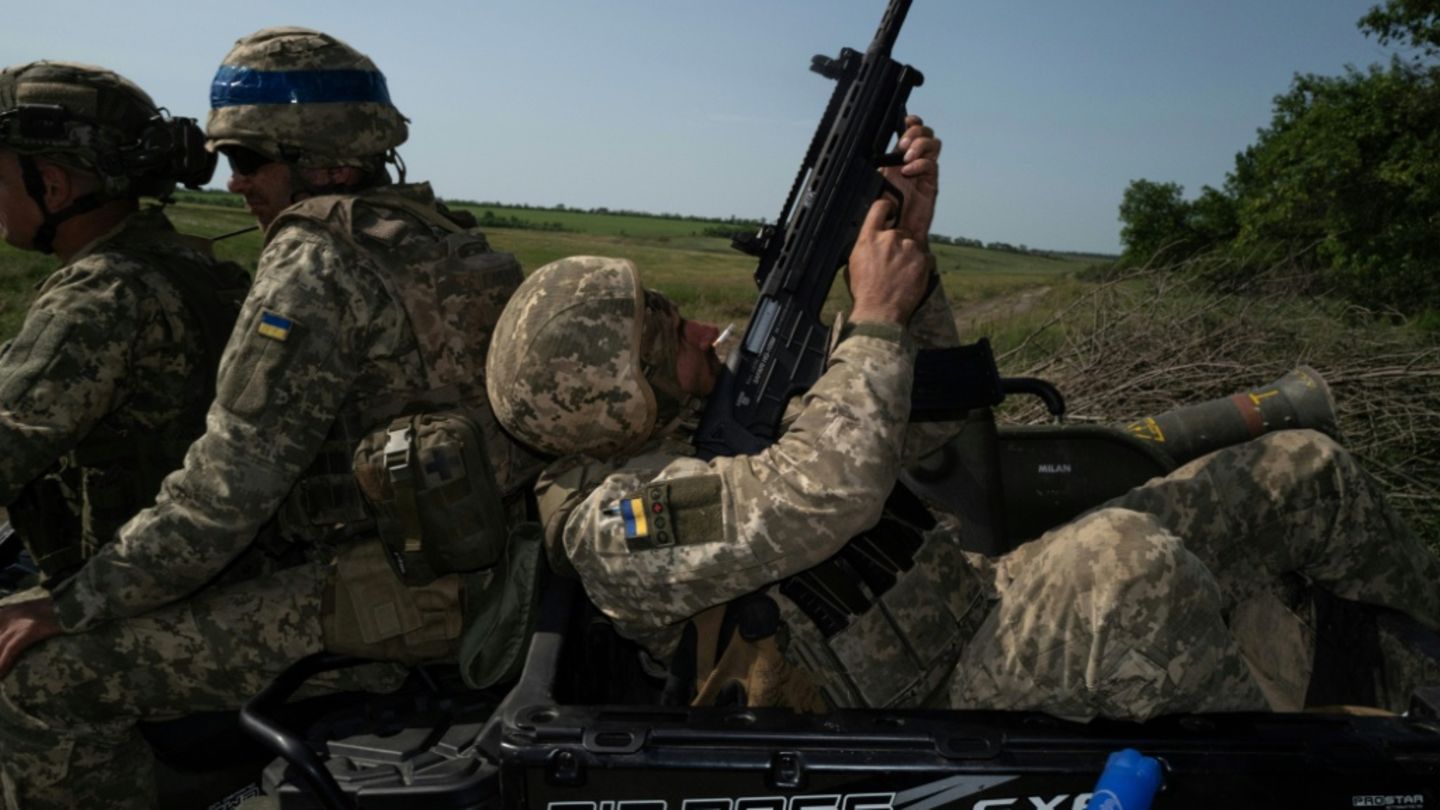 Training mit Waffen für ukrainische Soldaten im Juni