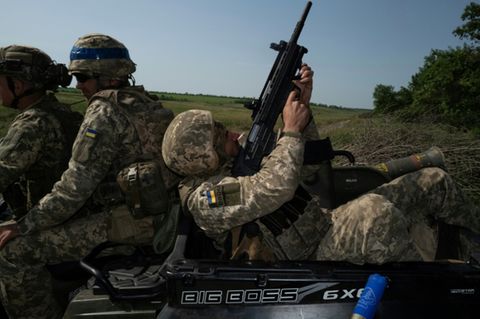 Training mit Waffen für ukrainische Soldaten im Juni