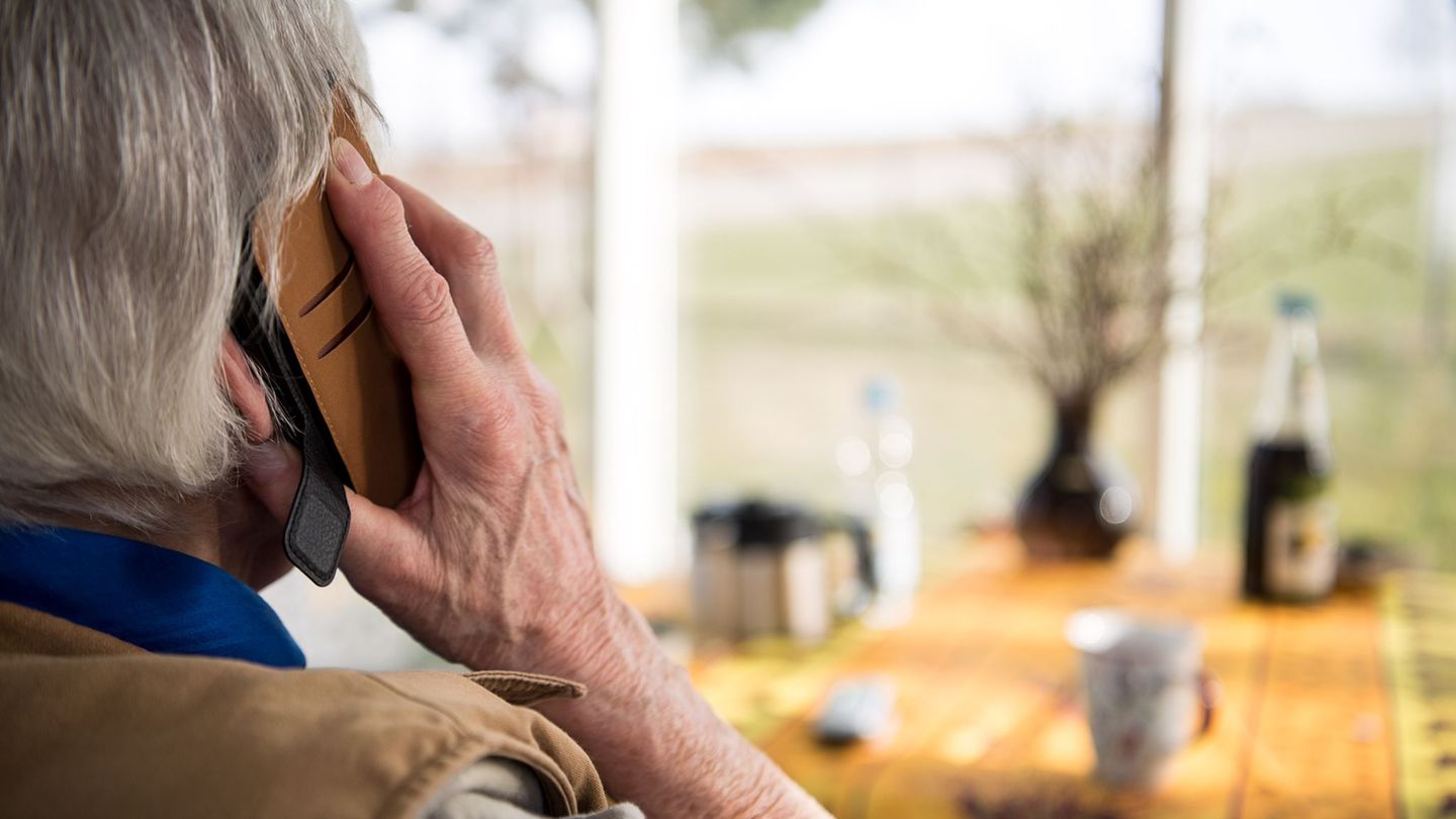 Senioren-Telefondienst-gegen-Einsamkeit-im-Alter-wird-immer-beliebter
