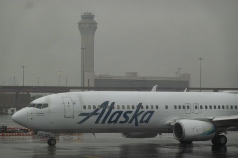 Eine Maschine von Alaska Airlines steht am Flughafen in Newark