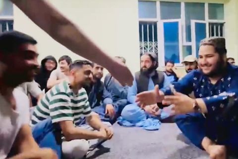 Erste Bilder nach Abschiebung – Taliban inszenieren herzlichen Empfang