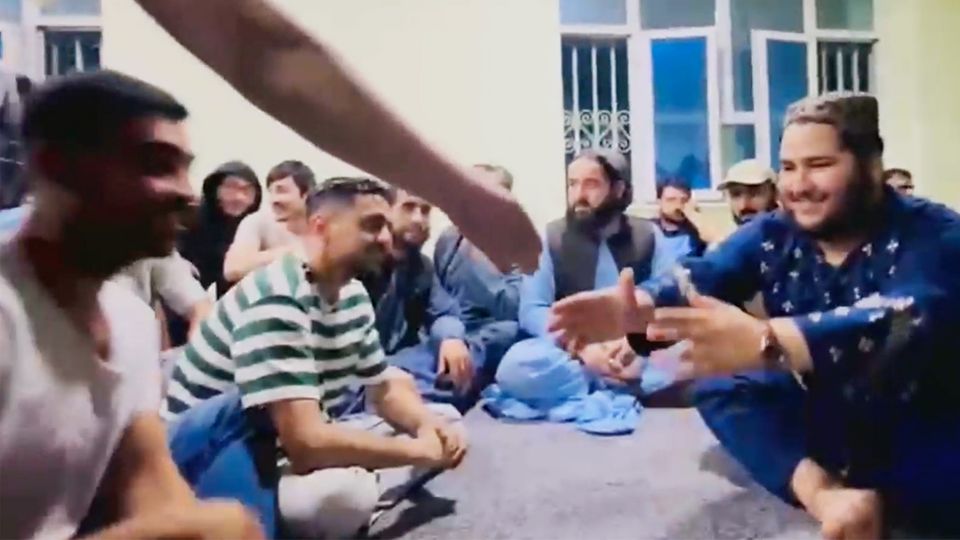 Erste Bilder nach Abschiebung – Taliban inszenieren herzlichen Empfang Erste Bilder nach Abschiebung – Taliban inszenieren herzlichen Empfang