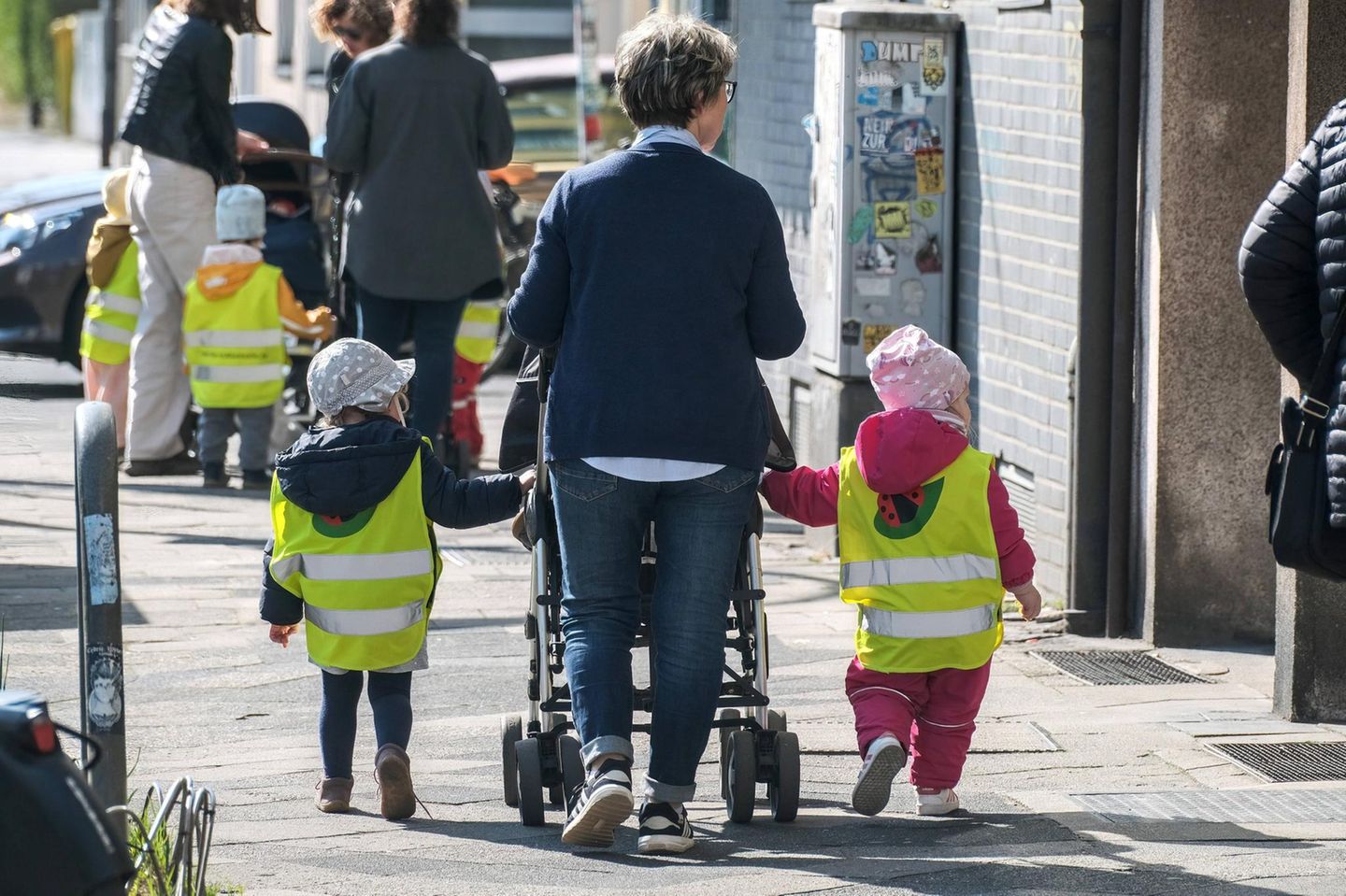 Soziales Pflichtjahr für Senioren: Eine Frau mit Kindergartenkindern